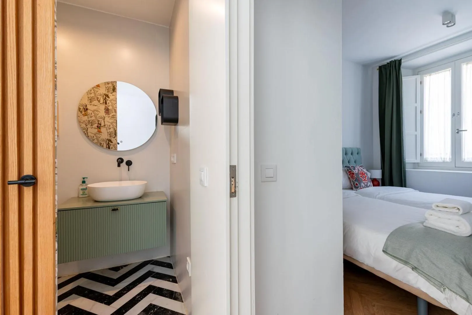 Apartment G8 Casa San Bernardo Calle Guadaira Seville
